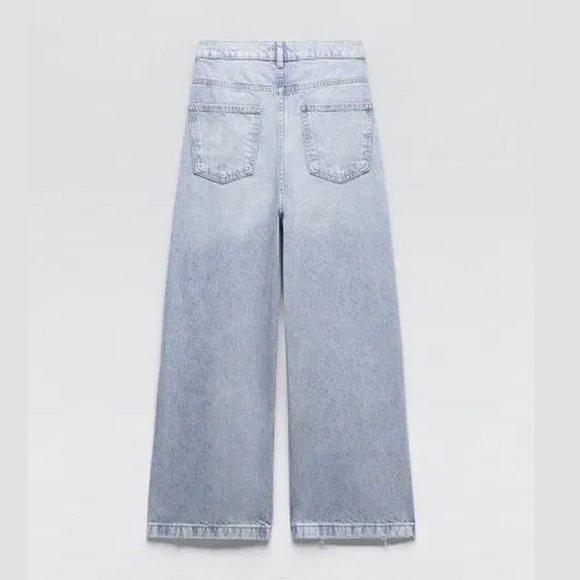 Zara mid rise baggy jeans with adjustable button belt loops.Light‎ Blue, size 4 - Picture 4 of 12